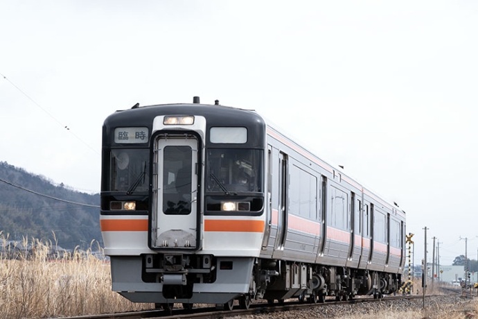 名古屋から伊賀上野へ直通するJR列車が走る